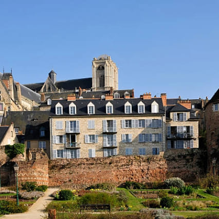 Vue sur des bâtiments et structures anciens dans la ville du Mans.