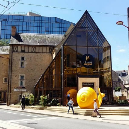 Un bâtiment vitré sur une rue au Mans.