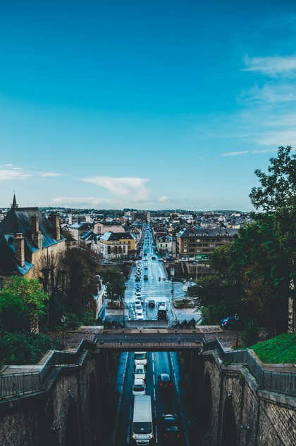 Une vue aérienne sur un pont à le Mans.
