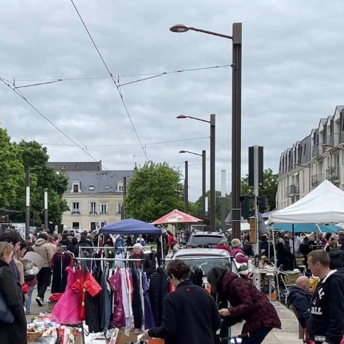 Une foule sur la rue au Mans.