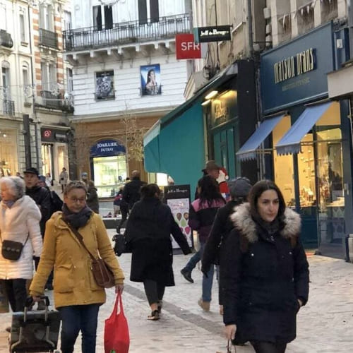 Des magasins qui laissent leur portes ouvertes et chauffent la centre ville du Mans.
