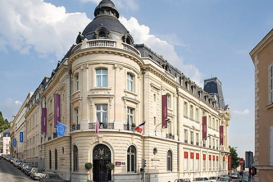 Façade d'un établissement avec une architecture magnifique.