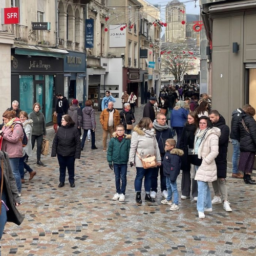 Image du centre ville du Mans avec beaucoup de monde.