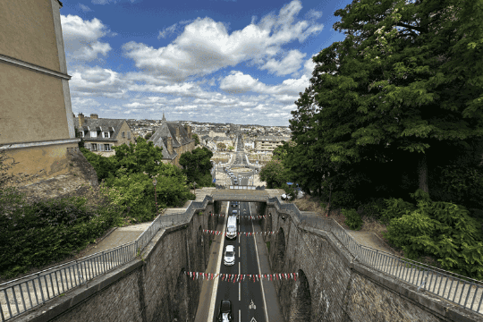 Une vue aérienne sur une route.