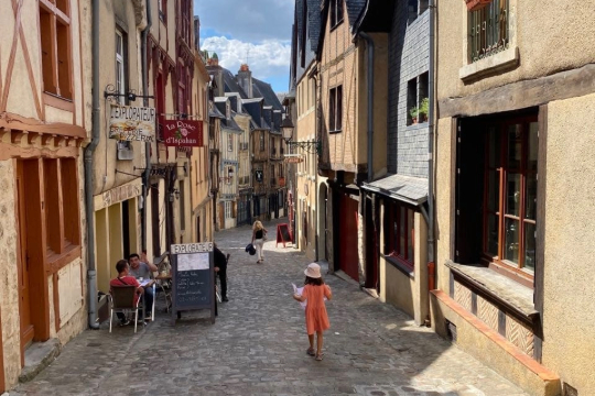 Vue sur une petite ruelle au Mans.